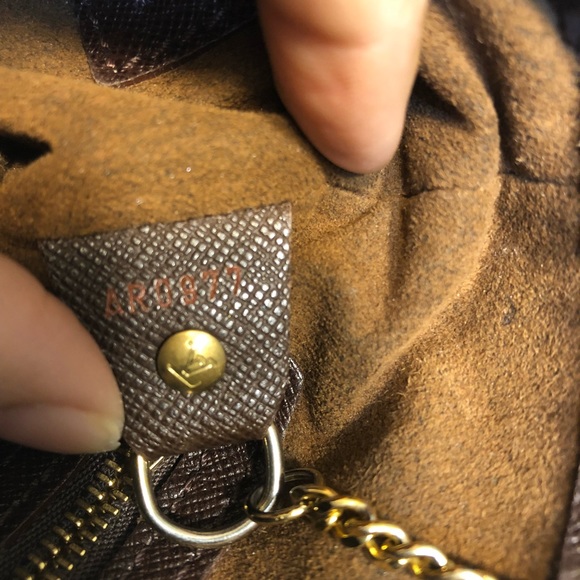 Authentic Louis Vuitton bucket bag with pouch - Picture 2 of 5